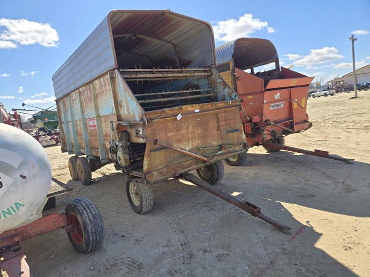 #246-•-forage-king-tandem-axle-silage-wagon-image-1