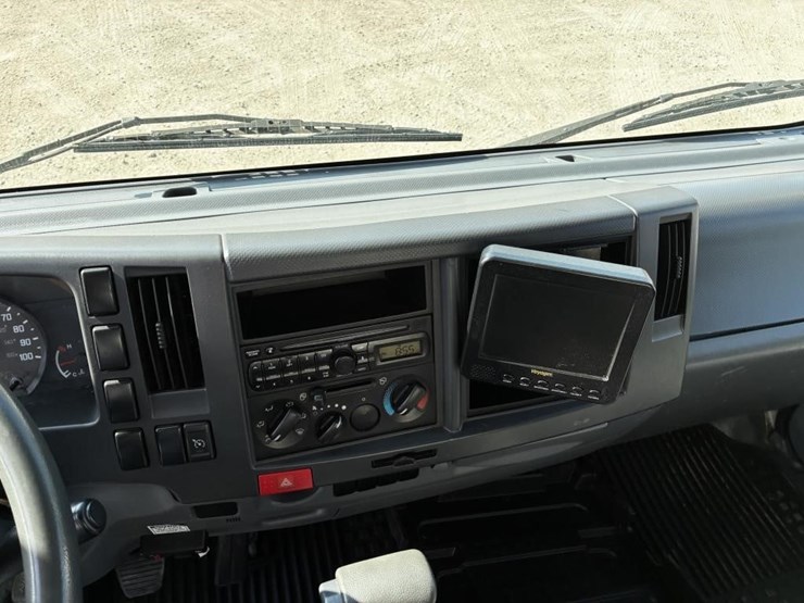 2013-isuzu-npr-image-16