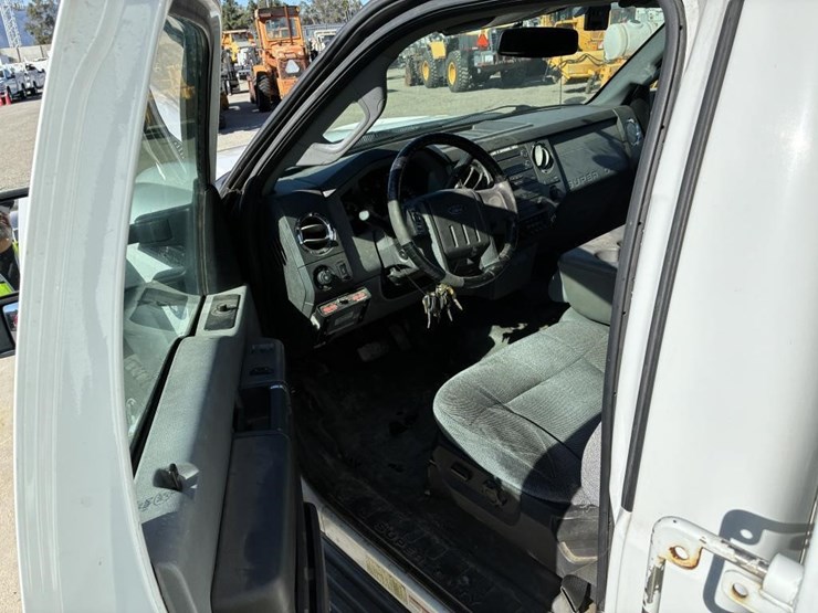 2012-ford-f550-xlt-image-12