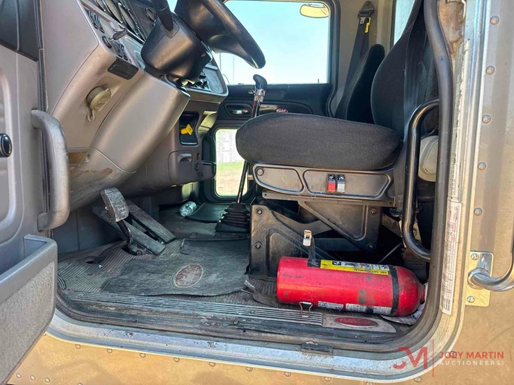 2016-peterbilt-365-image-25