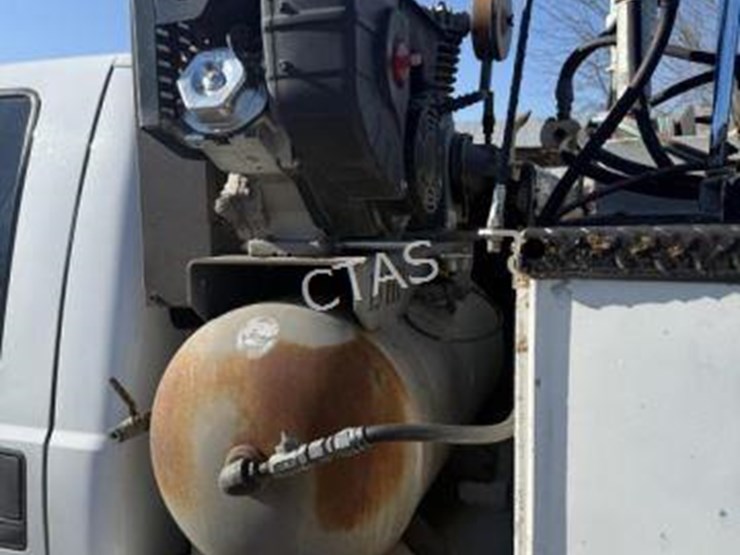 2011-ford-f550-image-18