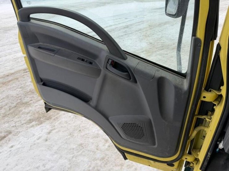 2022-isuzu-nrr-image-14