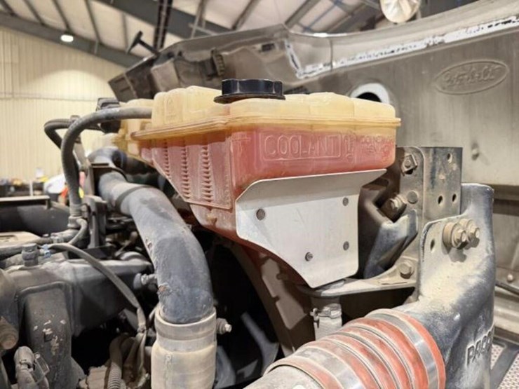 2017-peterbilt-567-image-56