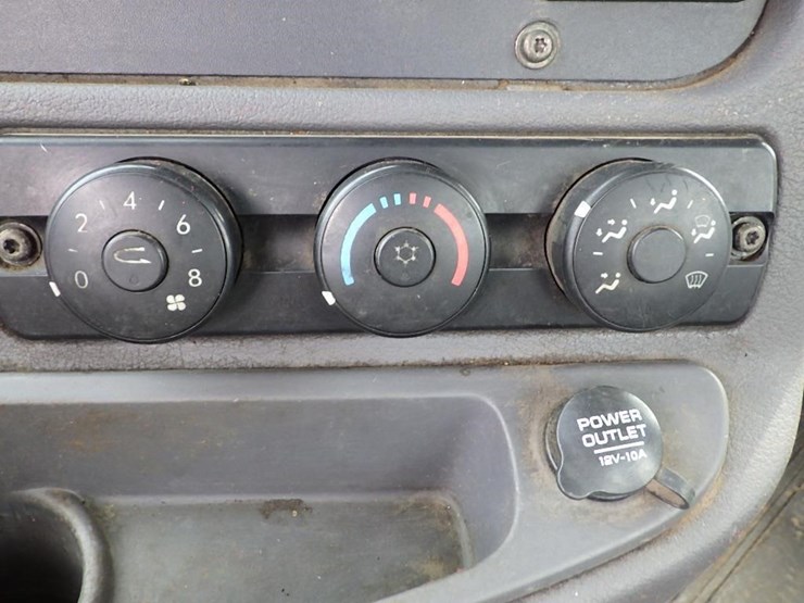 2013-freightliner-cascadia-113-image-47