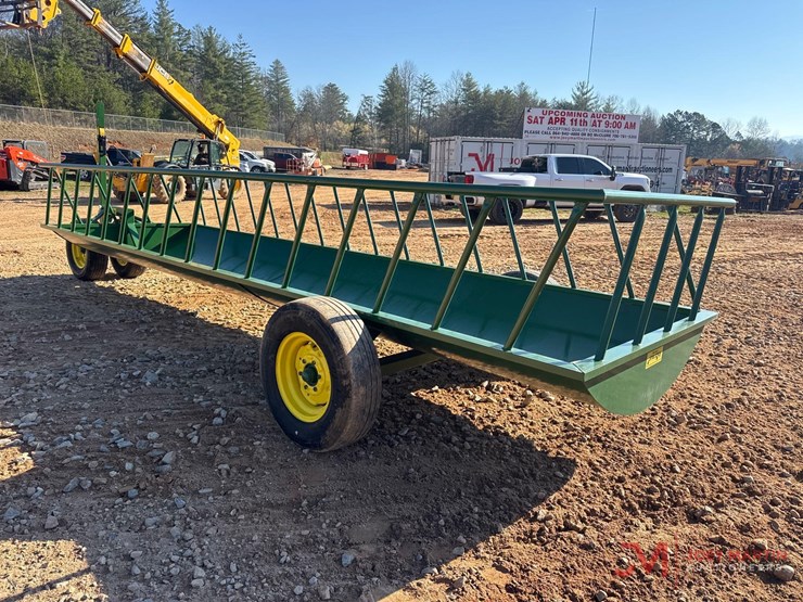 new-stoltzfus-20'-slant-bar-feed-wagon-image-3