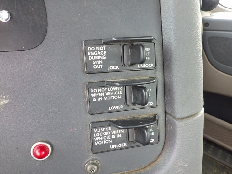 2013-freightliner-cascadia-113-image-45