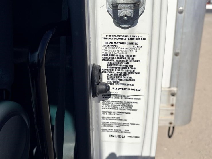 2017-isuzu-nrr-image-21