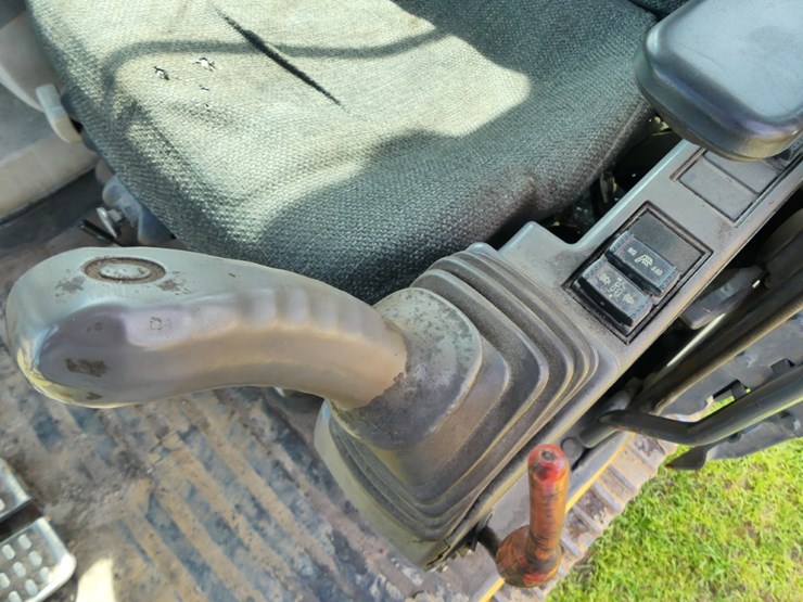 2012-deere-120d-image-13