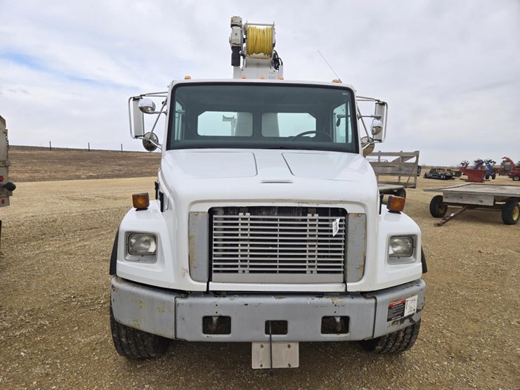 #7926-•-2003-freightliner-fl180-crane-truck-image-3