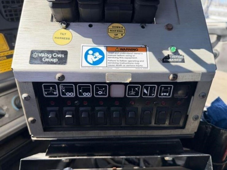 2013-freightliner-108sd-image-19