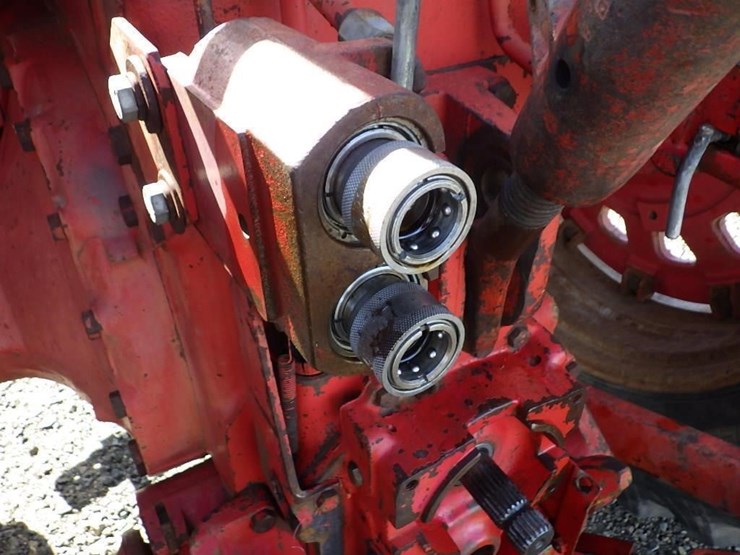 international-f1066-tractor-image-10