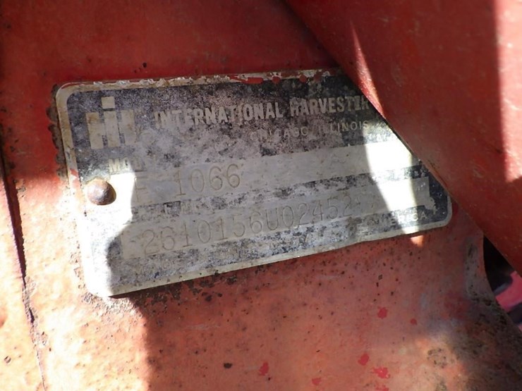 international-f1066-tractor-image-43