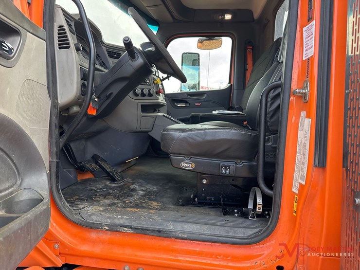 2017-peterbilt-rollback-truck-image-24