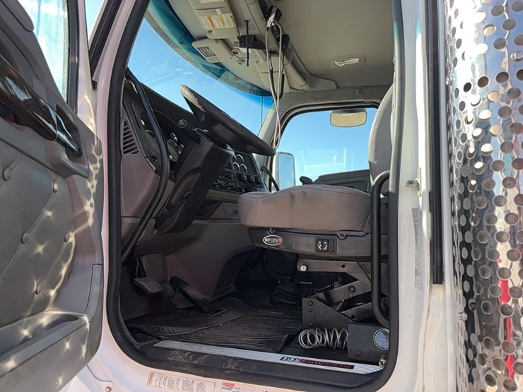 2017-kenworth-t880-image-15