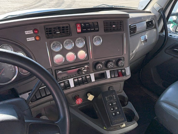 2014-kenworth-t880-image-16
