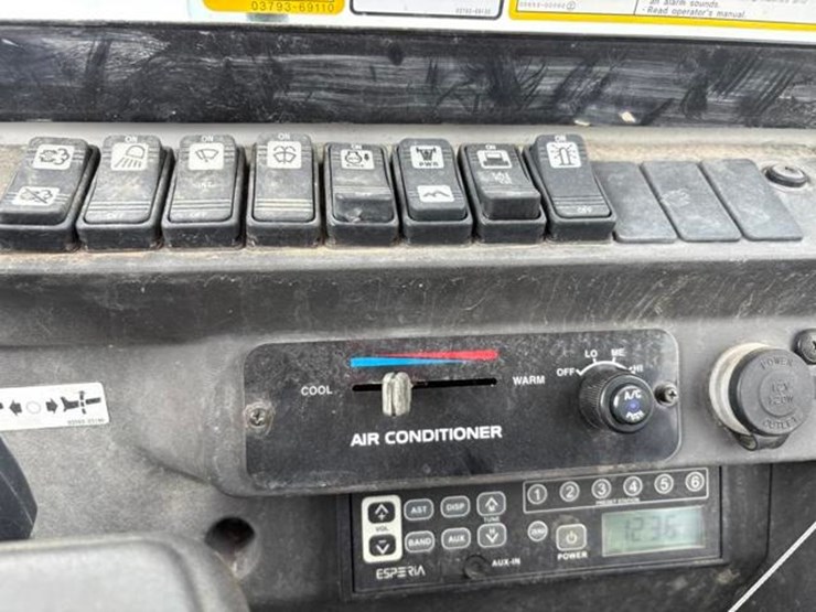 2017-takeuchi-tb240-image-21