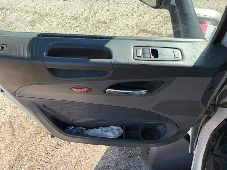 2015-peterbilt-567-image-14