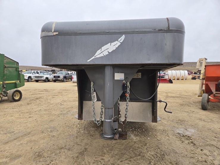#73-•-2005-featherlite-gooseneck-livestock-trailer-image-2