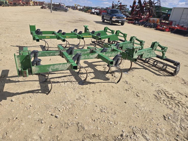 john-deere-2210-image-4