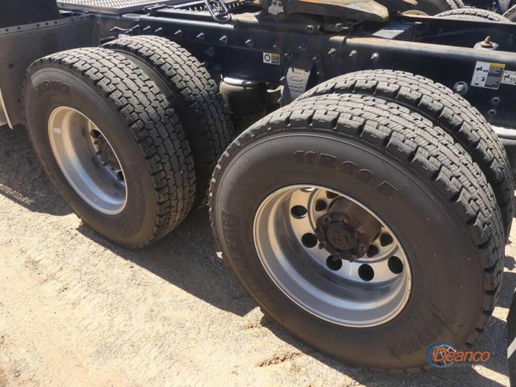 2017-peterbilt-567-image-4