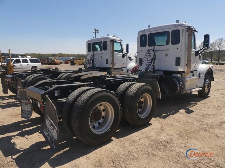 2017-peterbilt-567-image-2