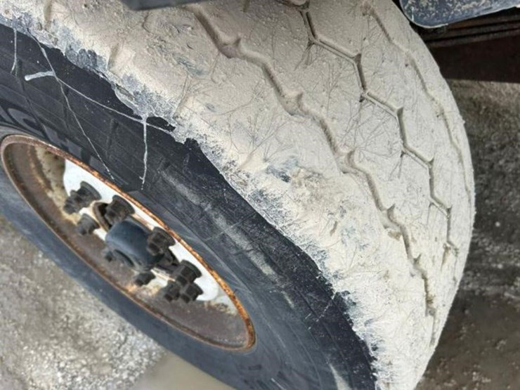 2013-freightliner-108sd-image-71