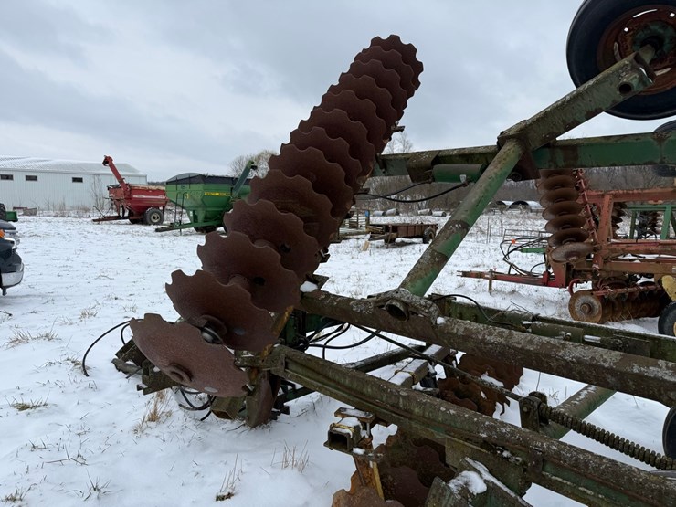 john-deere-220-image-12