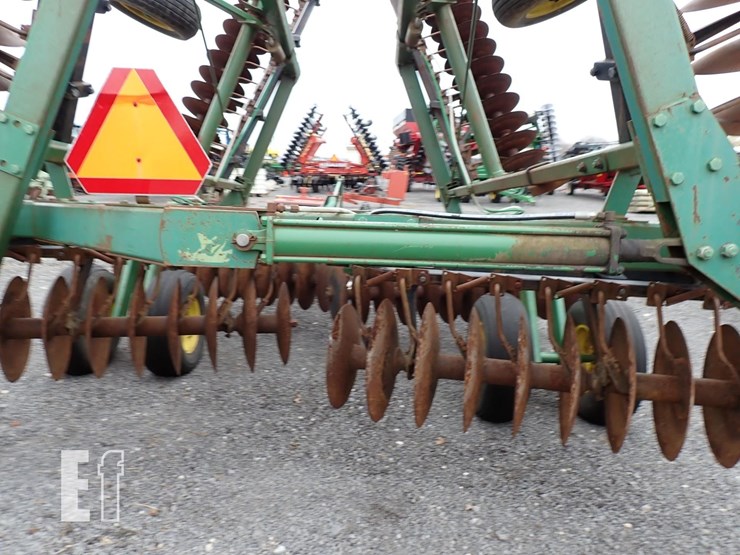 john-deere-235-image-9