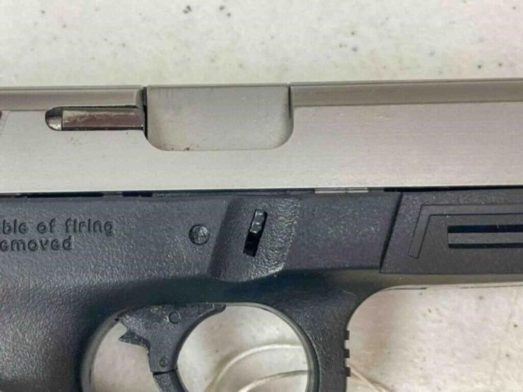 smith&-wesson-pistol-image-3