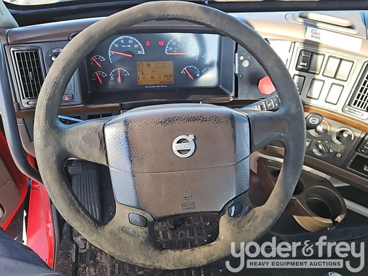 2015-volvo-vnl42t300-image-42