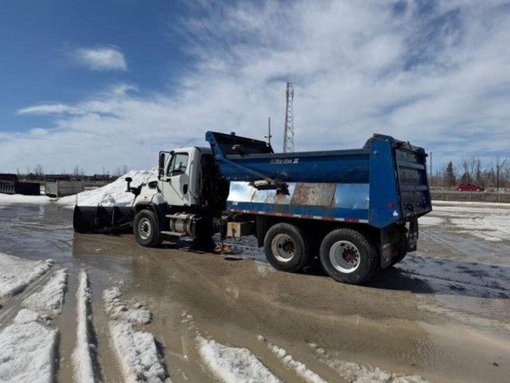 2013-freightliner-108sd-image-6