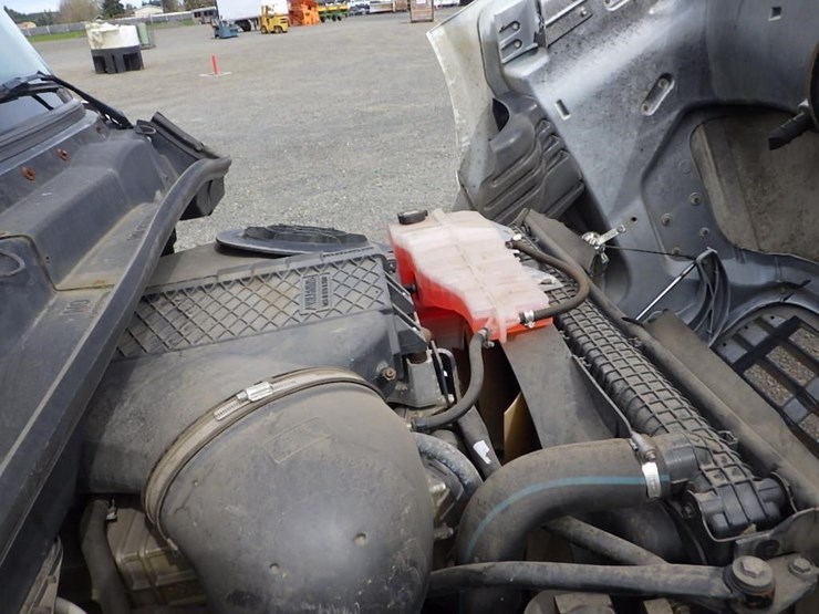 2013-freightliner-cascadia-113-image-21