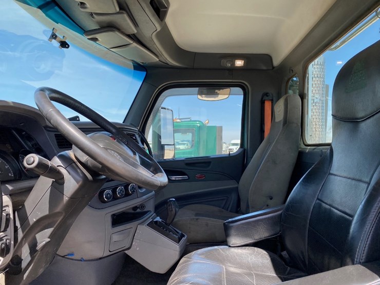 2017-peterbilt-579-image-12