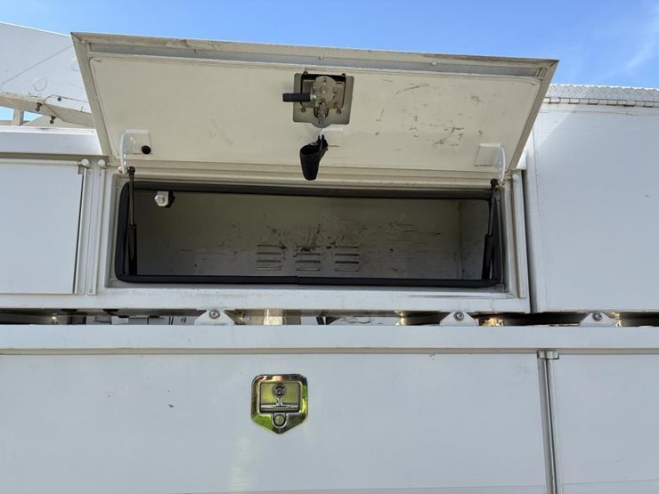 2015-ford-f550-xlt-image-18