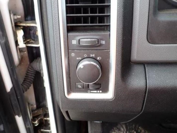 2013-ram-1500-slt-image-16