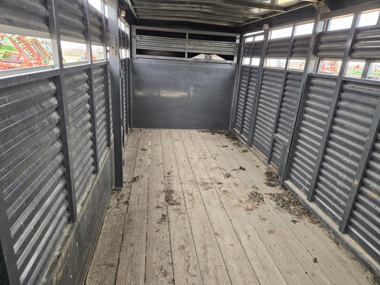 #73-•-2005-featherlite-gooseneck-livestock-trailer-image-12