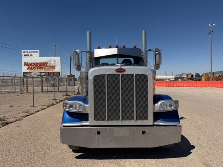 2022-peterbilt-389-image-2