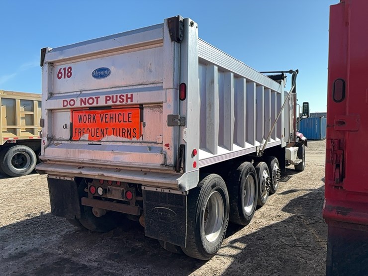 2015-peterbilt-567-image-4