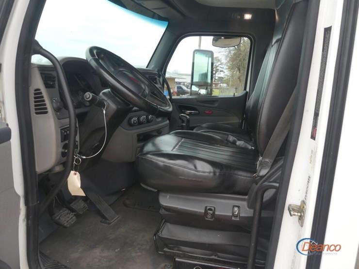 2017-peterbilt-567-image-14