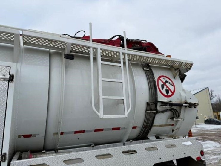 2017-peterbilt-567-image-32