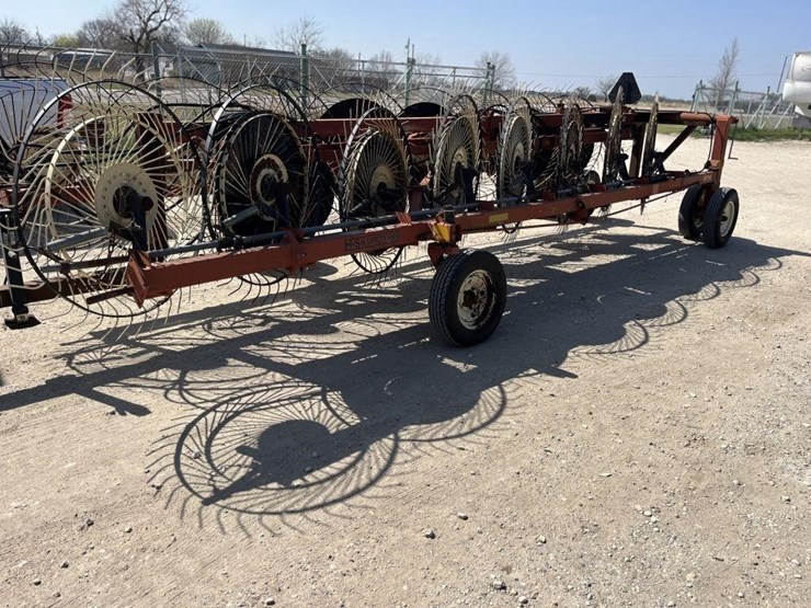 l2---h&s-high-capactity-16-wheel-rake-image-1