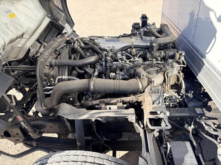 2023-isuzu-nrr-image-12