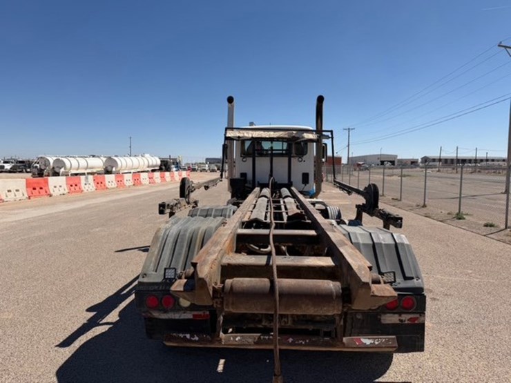 2016-peterbilt-567-image-5