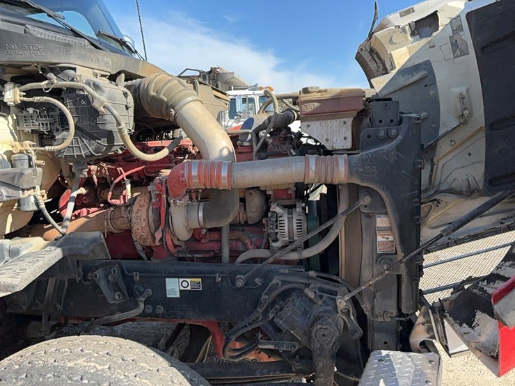 2015-peterbilt-567-image-22