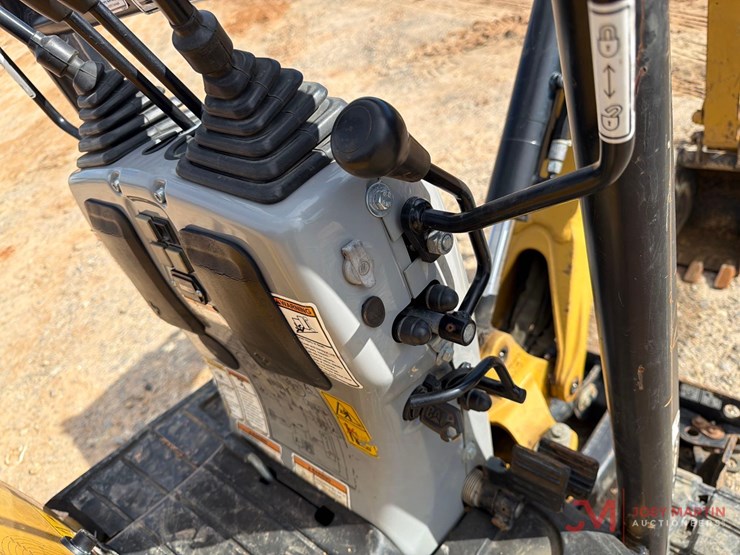 2018-caterpillar-300.9d-image-16