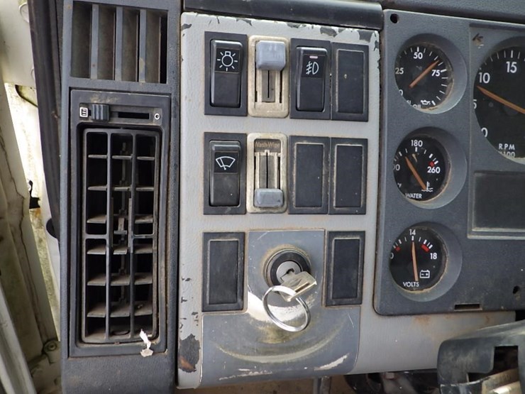 1996-freightliner-fl70-image-38