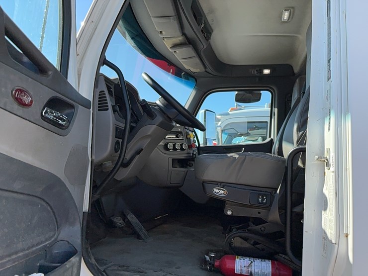 2015-peterbilt-567-image-15