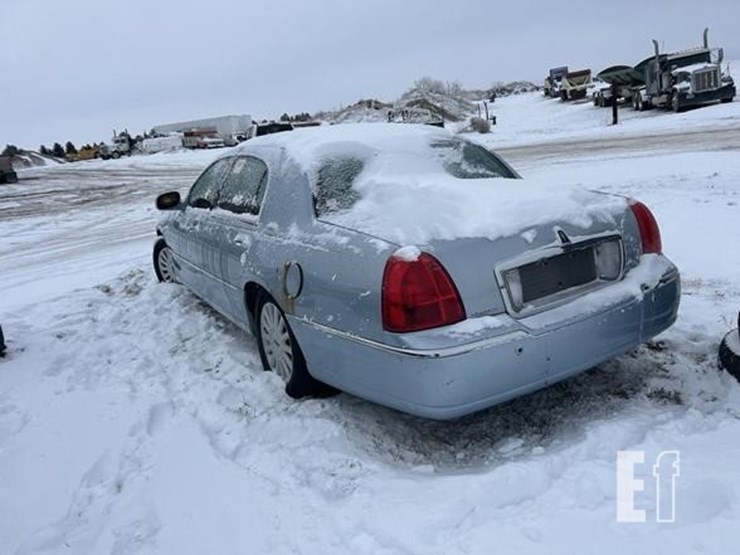 2005-lincoln-towncar-image-3