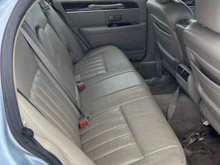 2005-lincoln-towncar-image-23