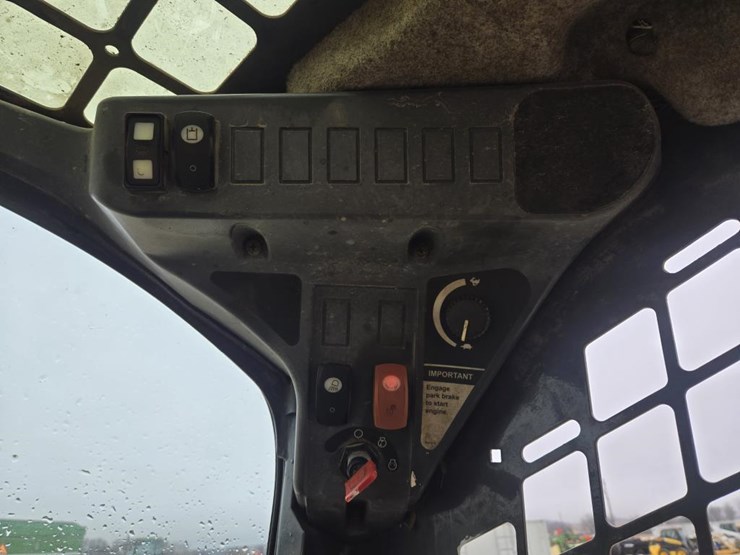 2012-deere-319d-image-16